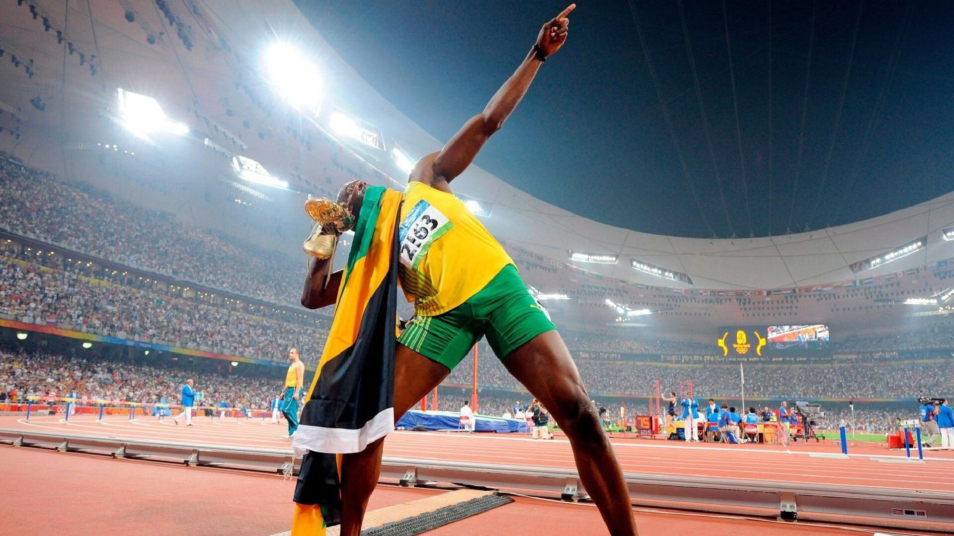 赛道上的红与夜，苏亚雷斯率队征服F1街道赛