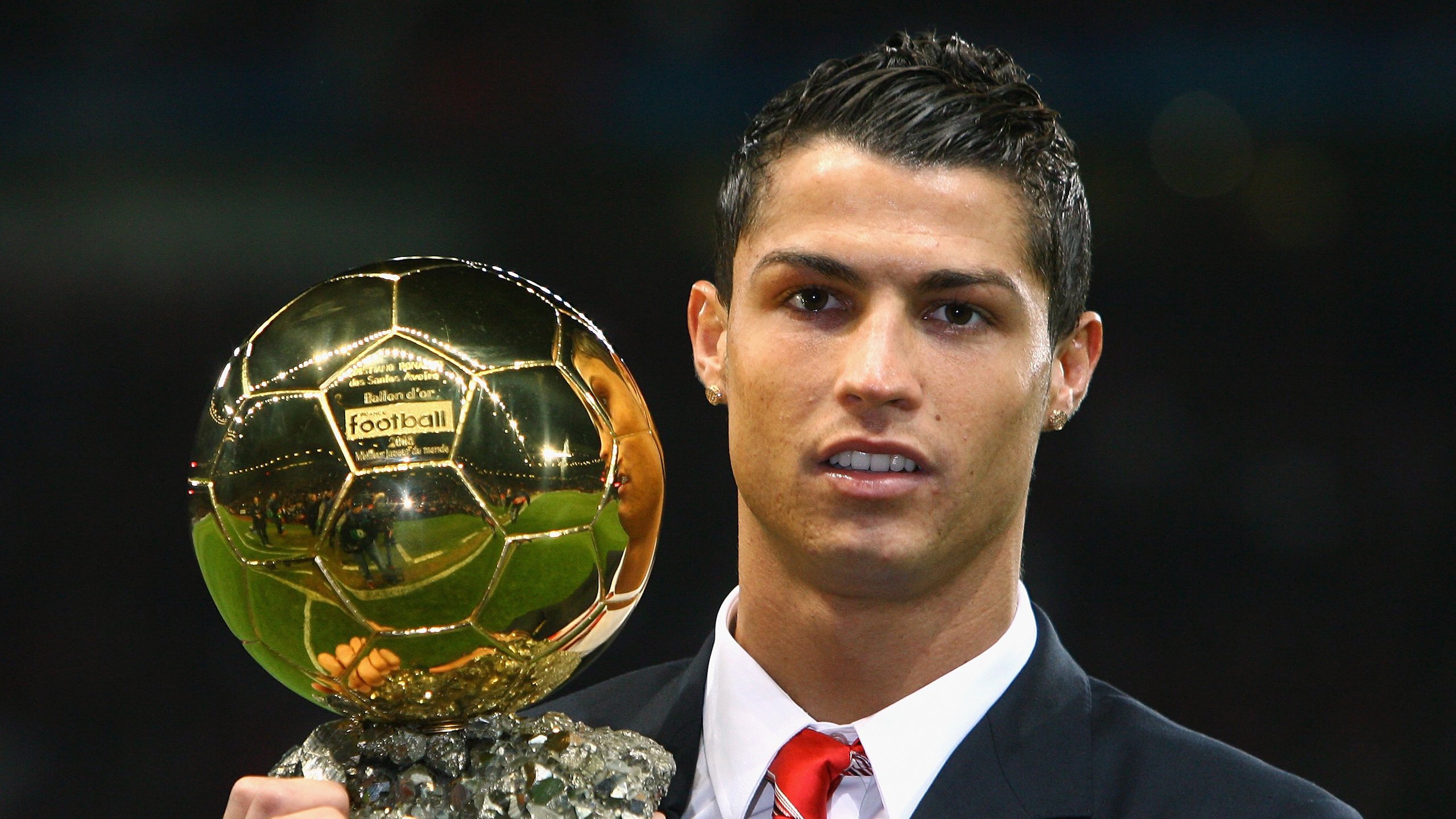 德甲争冠战之夜,阿圭罗压力下完成爆发